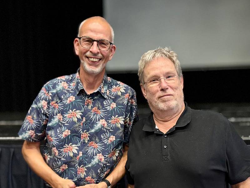 Arie den Draak (l) neemt afscheid wegens naderende verhuizing. Rechts: voorzitter Alfred Blokhuizen.