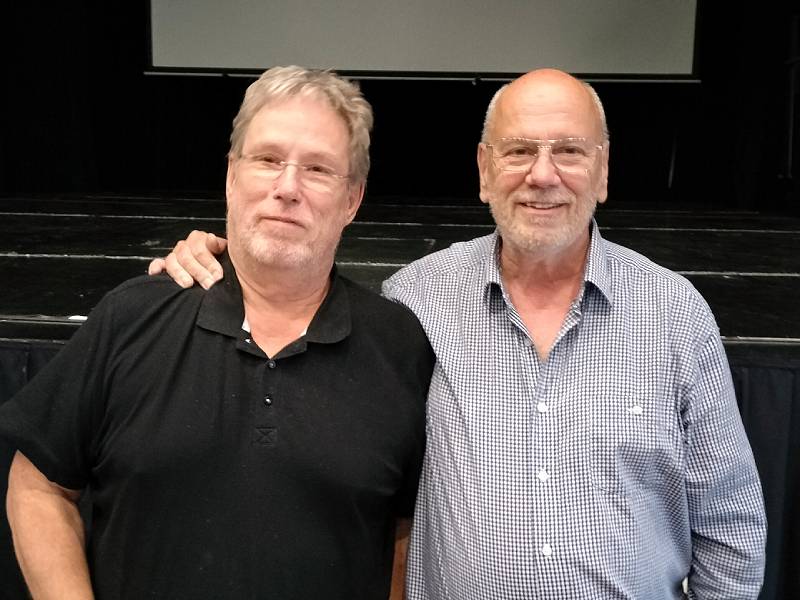 Servaas Sinnecker (R) 40 jaar actief voor de vereniging. Links: voorzitter Alfred Blokhuizen.